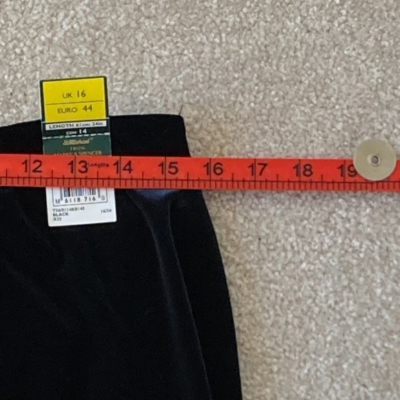 BNWT Vintage St Michael Marks and Spencer Black Velvet Pencil Skirt Size 16 - Picture 4 of 10